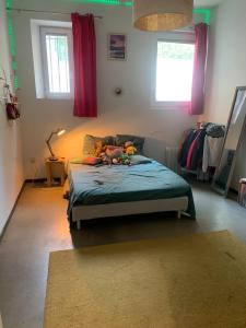 En eller flere senge i et værelse på Townhouse with quiet garden