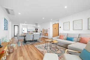 een woonkamer met een bank en een tafel bij Peace Haven III in Câmara de Lobos