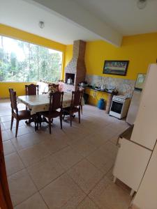 una cucina e una sala da pranzo con tavolo e sedie di O Casarão a Cotia