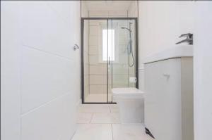 Et badeværelse på 5 Bed cottage with Hot tub + 10 billeder