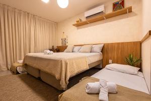 una camera da letto con due letti con asciugamani sopra di Lapa 801 a Rio de Janeiro