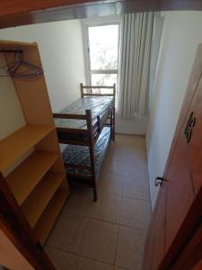 una stanza con un tavolo, una sedia e una finestra di O Casarão a Cotia Altre 6 foto