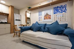 una camera con letto con cuscini blu e cucina di Lapa 801 a Rio de Janeiro