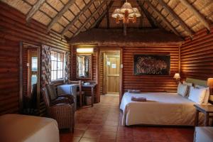 Un pat sau paturi într-o cameră la Kwalata Game Lodge