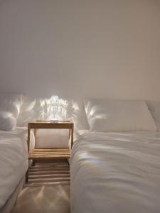 En eller flere senge i et værelse på Gaga Stay, lovely house