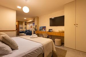 una camera con letto e TV a schermo piatto di Lapa 801 a Rio de Janeiro