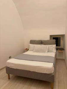 ein Schlafzimmer mit einem großen Bett in einem Zimmer in der Unterkunft Domus Gazzara -Napoli Centro Storico in Neapel