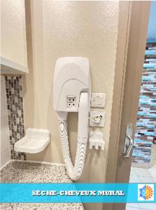 An der Wand eines Badezimmers befindet sich ein Telefon. in der Unterkunft CAMARG'Beach Vue mer-Piscines-Plages-Tennis-Parking-4PERS in Le Grau-du-Roi