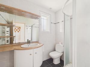 Séjour à la campagne pour 6 في Commequiers: حمام مزود بمرحاض ومغسلة ومرآة +27 صورة