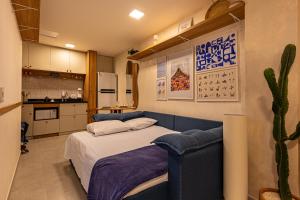 una piccola camera da letto con un letto e una cucina di Lapa 801 a Rio de Janeiro Altre 65 foto