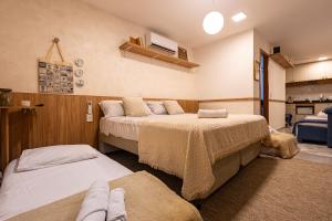 una stanza con due letti in una stanza di Lapa 801 a Rio de Janeiro