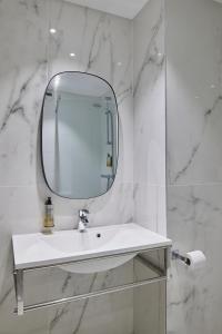 Phòng tắm tại Hotel-Restaurant Isidore Nice Ouest +46 ảnh