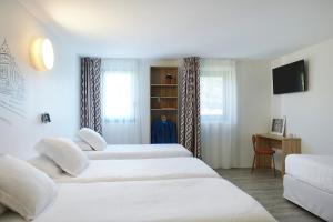 Giường trong phòng chung tại Hotel-Restaurant Isidore Nice Ouest