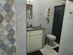 Casa Da Vovó Helena في فيلا فيلها: حمام مع مرحاض ومغسلة