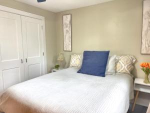 Postel nebo postele na pokoji v ubytování Peach City Suites