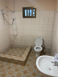 Koupelna v ubytování Brimelia Lodge + 16 fotografií