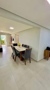 ein Esszimmer mit Tisch und Stühlen in der Unterkunft Dubai Thermas Piratuba 406 in Piratuba + 3 Fotos