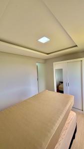 ein Schlafzimmer mit einem Bett in einem Zimmer in der Unterkunft Dubai Thermas Piratuba 406 in Piratuba