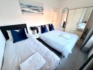 Ένα ή περισσότερα κρεβάτια σε δωμάτιο στο South Gyle House - SuperFast WiFi and Free Parking - 7 minutes from Edinburgh Airport