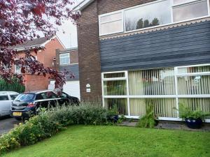una casa con un coche aparcado delante en Wansley Manor Hotel, en Birmingham