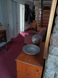 una sala de estar con una mesa con un plato. en Wansley Manor Hotel, en Birmingham