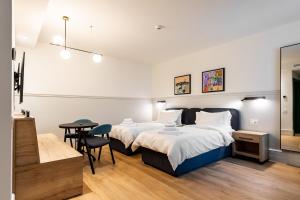 Giường trong phòng chung tại Corvin Boutique Residence