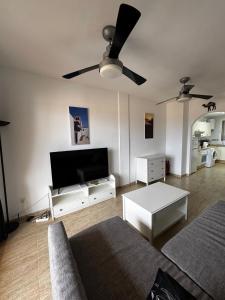 un soggiorno con divano e TV a schermo piatto di CasaBlanka a Parque Holandes