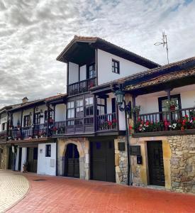 un edificio con balcones y flores en Hotel Rural en Escalante Las Solanas, en Escalante