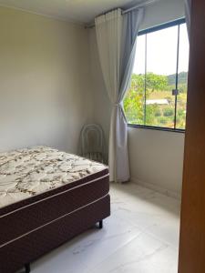 Ένα ή περισσότερα κρεβάτια σε δωμάτιο στο Estância da Colina Chalet