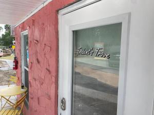 Фотография из галереи Neptune's Grotto Old Florida Adventure Retreat в городе Спринг-Хилл