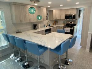 Кухня или мини-кухня в Neptune's Grotto Old Florida Adventure Retreat
