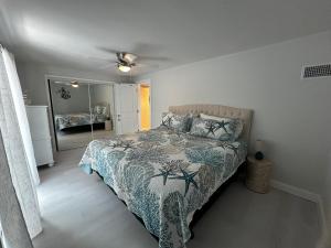 Кровать или кровати в номере Neptune's Grotto Old Florida Adventure Retreat +50 фотографий