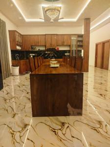 una gran cocina con una gran isla en una habitación en Omar Villa, en Bentota