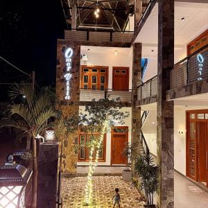 una persona caminando frente a un edificio por la noche en Omar Villa, en Bentota