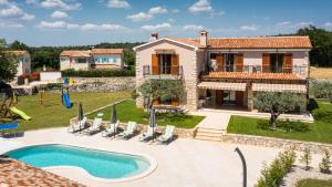 una vista esterna di una casa con piscina di Rustic villa Marijanin Vrt with pool in Tinjan a Tinjan
