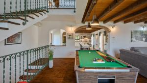 un soggiorno con tavolo da biliardo e scala di Rustic villa Marijanin Vrt with pool in Tinjan a Tinjan
