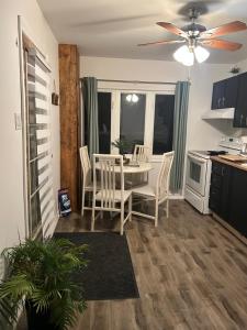 Kuchyň nebo kuchyňský kout v ubytování Le petit chalet Chertsey