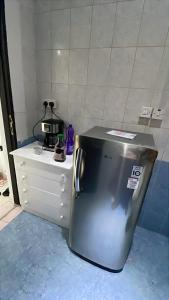 een koelkast in een keuken naast een ladekast bij KhavaQatar Hostel 1 بيت مشترك in Doha +11 foto's