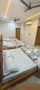 Ένα ή περισσότερα κρεβάτια σε δωμάτιο στο Hotel JOSHI INN