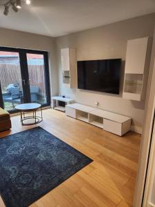 Et tv og/eller underholdning på 2 Bedroom Modern House
