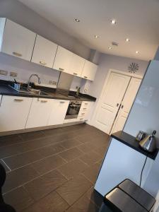 Køkken eller tekøkken på 2 Bedroom Modern House