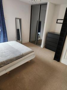 En eller flere senge i et værelse på 2 Bedroom Modern House