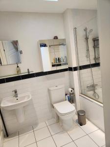 Et badeværelse på 2 Bedroom Modern House + 3 billeder