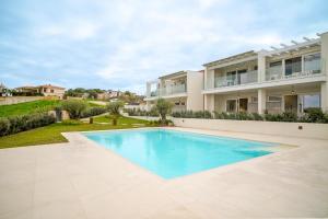 Bazén v ubytování Acquamarina Apartment nebo v jeho okolí