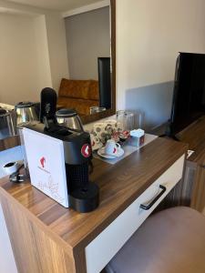 Una cafetera en un mostrador de una habitación. en Villa Merdan, en Vlašić