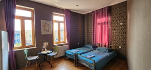 Un pat sau paturi într-o cameră la Hostel 13