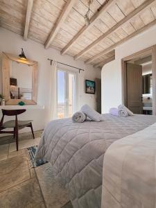 Кровать или кровати в номере Elysian Villas Ios