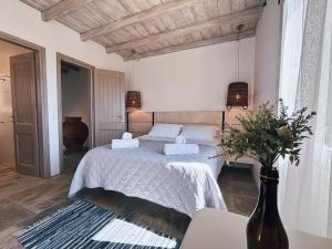Кровать или кровати в номере Elysian Villas Ios +162 фотографии