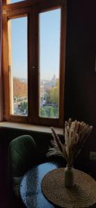 O vedere generală la munți sau o vedere la munte luată de la acest hostel