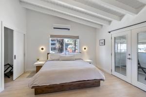 een witte slaapkamer met een groot bed en een raam bij South Lake Chalet by Heavenly in South Lake Tahoe